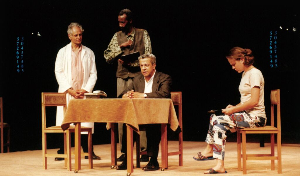 Bruce Myers, Bakary Sangaré, Maurice Bénichou e Geneviève Mnich em Je suis un phénomène, de Peter Brook. Je suis un phénomène de Peter Brook.