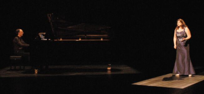 Fernando Fontes e Isabel Biu em Num bairro moderno, espectáculo com que se inaugurou o Teatro Municipal de Almada.