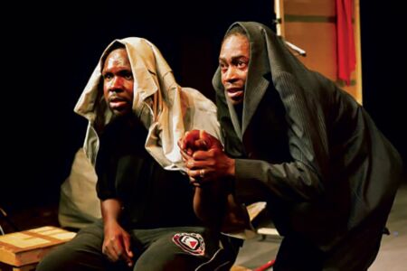 Pitcho Womba Konga e Habib Dembélé em Sizwe Banzi est mort, encenação de Peter Brook.