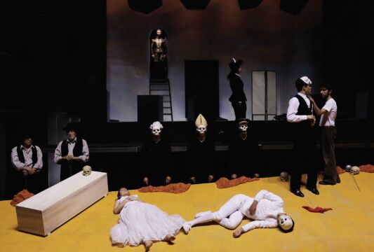 Hamlet, de William Shakespeare, encenação de Luis Miguel Cintra. Co-produção, Teatro da Cornucópia - Companhia de Teatro de Almada